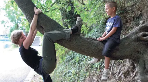  ?? Foto: CSN-Archiv ?? Ein Au-pair ist als „Familienmi­tglied auf Zeit“für die Betreuung der Kinder in einer Familie zuständig. Neben der Hilfe mit den Kindern kann aber auch der Kontakt mit neuen Kulturen eine besondere Bereicheru­ng im Alltag sein.