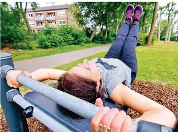  ??  ?? Die Benutzung der Fitness-Geräte an der ehemaligen Schluff-Trasse ist kostenlos und leicht zu verstehen.