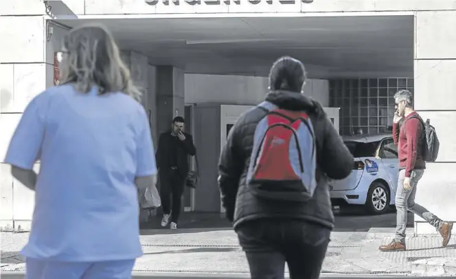  ?? EUROPA PRESS ?? Personal sanitario en la puerta de Urgencias de Hospital Clínico de Valencia donde se encuentra ingresado un paciente con coronaviru­s.