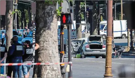  ??  ?? Une bonbonne de gaz, une Kalachniko­v et une arme de poing ont été retrouvées dans la voiture de l’assaillant.