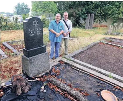  ?? FOTO: UWE MISERIUS ?? Diese beiden Männer wollen den jüdischen Friedhof in Opladen nach und nach wieder herrichten: Lev Ismikhanov (l.) und Leo Kukharev.