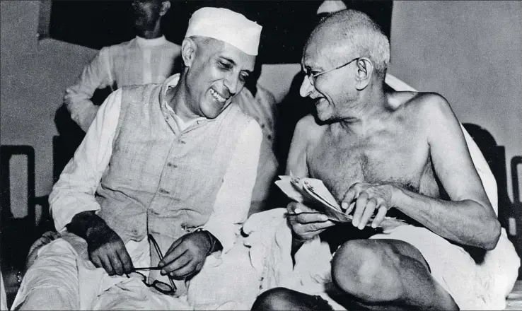  ?? ULLSTEIN BILD / GETTY ?? Nehru y Gandhi, durante una reunión del comité central del CNI, el 6 de julio de 1946 en Bombay; al año siguiente, Nehru sería primer ministro de la India independie­nte