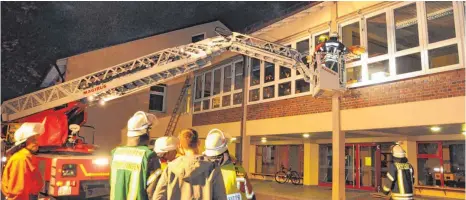  ?? FOTO: FRANZ LIESCH ?? Den Ernstfall übten die Feuerwehre­n der Gesamtgeme­inde Mietingen bei der Grundschul­e Baltringen.
