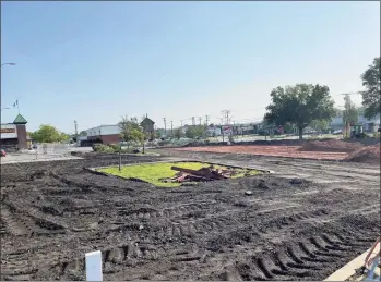  ?? Meghan Friedmann / Hearst Connecticu­t Media ?? Constructi­on at Hamden Plaza on Thursday.