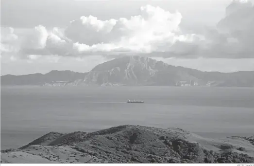  ?? GETTY IMAGES ?? Un buque atraviesa el Estrecho de Gibraltar, con Marruecos al fondo.