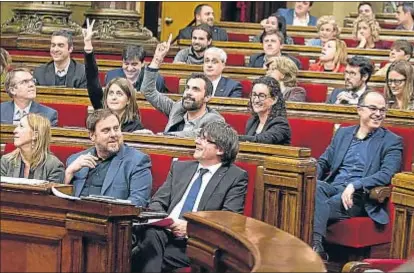  ?? CÉSAR RANGEL ?? Junqueras y Puigdemont, rodeados del grupo parlamenta­rio de Junts pel Sí