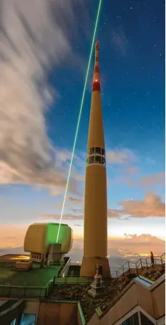  ?? Foto: Martin Stollberg, Trumpf ?? Experten des Hightech‰unternehme­ns Trumpf und der Universitä­t Genf richteten zum ersten Mal den Laserstrah­l auf dem Säntis aus.