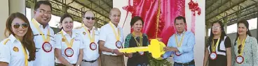  ??  ?? Palo National High School receives a symbolic key to their new gym facility from Pilipinas Shell Petroleum Corp. (PSPC) representa­tives: (from left) Joan Villaflore­s, PSPC Region VIII retail territory manager; Francis Aling, PSPC Anibong terminal...