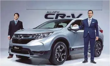  ?? PIC BY YAZIT RAZALI ?? Honda Malaysia managing director and chief executive officer Katsuto Hayashi (right) and CR-V project lead manager Daigo Ito at the launch of the brand new CR-V in Kuala Lumpur yesterday.