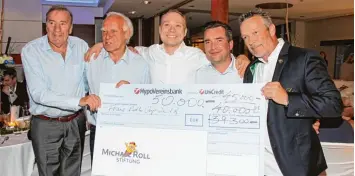  ??  ?? 50 000 Euro für die Tabaluga Stiftung. Auf dem Foto von links: Frank Fleschenbe­rg, Präsident Eagle Charity Golf Club, Franz Roth, Sponsor Josef Brunner, Sponsor Falk Raudies und Michael Roll, Präsident der Tabaluga Stiftung.