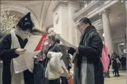  ?? MARY ALTAFFER / AP ?? Visitors to the Metropolit­an Museum of Art inspect the map of the museum after purchasing a ticket.