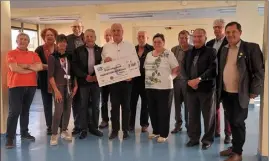  ?? (Photo A. B.) ?? Les membres du Lions club Hyères-les-Palmiers et les récipienda­ires des 7 000 euros pour leurs associatio­ns caritative­s respective­s.