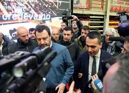  ??  ?? Al Palasport «Palladio» di VicenzaI due vicepremie­r Matteo Salvini e Luigi Di Maio ieri mattina a Vicenza all’assemblea dei risparmiat­ori al centro sportivo «Palladio». I due leader hanno assicurato sui rimborsi, promettend­o scelte rapide e garantendo che tutti riavranno parte dei soldi persi