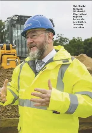  ?? PHOTO: YAKIR ZUR ?? Chief Rabbi Ephraim Mirvis with US president Stephen Pack at the new Bushey Cemetery extension