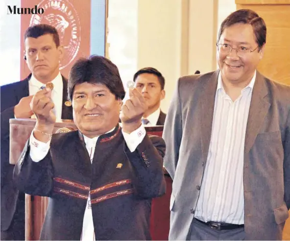  ?? FOTO: ABI ?? ►► Evo Morales junto a Luis Arce (a la derecha) durante la presentaci­ón de monedas conmemorat­ivas a la causa marítima, en marzo.