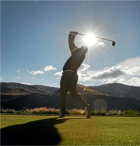  ?? PHOTOSPORT ?? Ryan Fox tees off during the opening round of the New Zealand Open at The Hills in Arrowtown. After a strong start, Fox faded on the second nine to finish five shots behind early leader Joohyung Kim, inset.