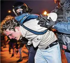  ?? Foto: AFP ?? Landesweit wurden seit der Ankündigun­g der Teilmobilm­achung hunderte Demonstran­ten festgenomm­en.