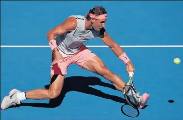  ??  ?? EN FORMA. Rafa Nadal, durante su encuentro ante Mayer, que le exigió jugar a un ritmo alto.