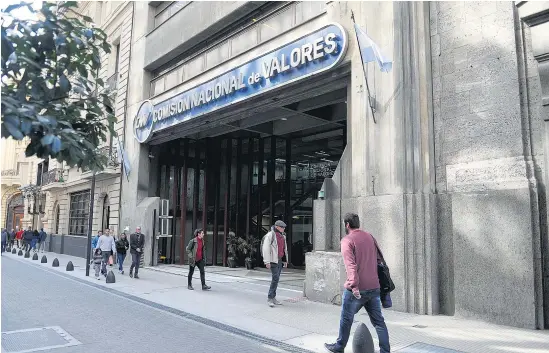  ?? I Guadalupe Lombardo ?? Agentes de la CNV supervisar­on presencial­mente los negocios en diferentes agentes bursátiles.