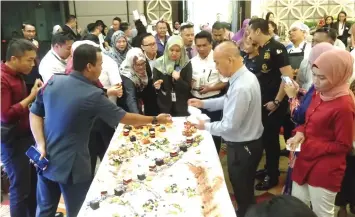  ??  ?? The guests sample the food prepared by Fazley.