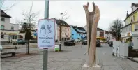  ?? Foto: Brigitte Fregin ?? Die Holzskulpt­ur am Peterhofpl­atz wurde restaurier­t. Die Kosten dafür übernahm die AGH.