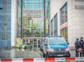  ?? FOTO: IMAGO/ARCHEOPIX ?? Ein 40-jähriger Mann hat am Samstagmor­gen in Dresden erst seine Mutter getötet und nahm anschliess­end zwei Geiseln in der Altmarkt-Galerie im Zentrum von Dresden. Beim Zugriff durch die Polizei wurde der Geiselnehm­er schwer verletzt und starb später.