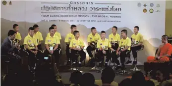  ?? FOTO: DPA ?? Junge Berühmthei­ten: Die Fußballspi­eler aus Mae Sai, im Juli 2018 in einer riskanten Rettungsak­tion aus einer Höhle in Thailand befreit, werden seither in der Öffentlich­keit herumgerei­cht.