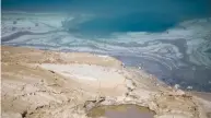  ??  ?? Ce creux est alimenté en eau et en sels minéraux par le fleuve Jourdain, sans qu’aucun cours d’eau ne s’en échappe