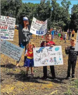  ?? SUBMITTED PHOTO ?? Melissa DiBernardi­no and her children, members of Saints Peter and Paul Parish on Boot Road in Chester County, hold signs protesting the proposed Mariner East 2 constructi­on. Joining her are, left to right, Mia, 2, Dominic, 6, and Roman, 4.