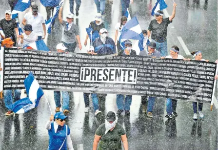  ?? AFP ?? Para pedir justicia, y elecciones adelantada­s o la renuncia de Ortega, un grupo de opositores marchó en la jornada de paro de ayer.