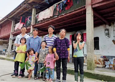  ??  ?? Photo de famille de Xiong Yong et Xiong Xinghong