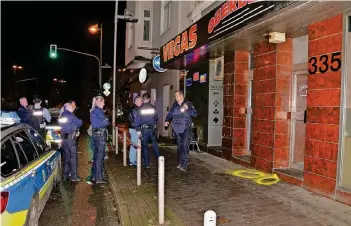  ?? RP-FOTO: GERHARD BERGER ?? Großeinsat­z am frühen Morgen: Kurz vor vier Uhr fielen in der Nacht zu gestern mehrere Schüsse vor der Spielothek an der Kölner Straße. Vier trafen einen 25-jährigen Mazedonier.