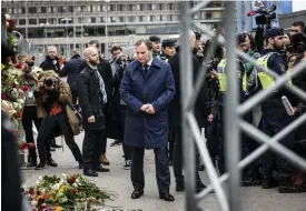  ?? FOTO: ARI
LUOSTARINE­N ?? KONDOLEANS­ER. Statsminis­ter Stefan Löfven besökte Sergels torg och sade att han tänker på de familjer som inte får hem sina anhöriga.