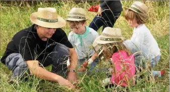  ?? (Photo C. M.) ?? Une activité ludique, très prisée des jeunes jardiniers et encadrée par des jardiniers du Domaine.