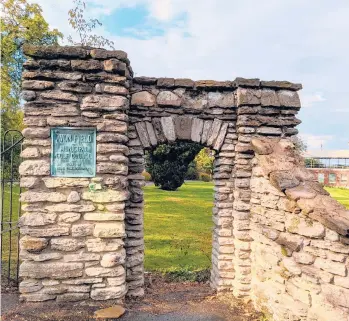  ?? TIM CARTER ?? This stone gateway is at a golf course in Cincinnati. My grandfathe­r built decorative garden walls and arches like this.