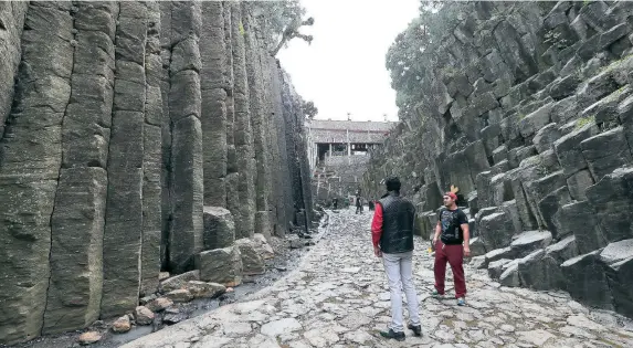  ??  ?? Los Prismas Basálticos se originaron por el flujo de lava de la actividad volcánica de hace 2.5 millones de años; su geometría se debe al enfriamien­to de la lava al entrar en contacto con un cuerpo de agua.