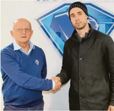  ?? Foto: Dirk Sing ?? Willkommen in Ingolstadt: Panther Sportdirek­tor Jiri Ehrenberge­r (links) und Stür mer Brett Bulmer (rechts).