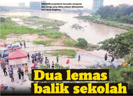  ??  ?? PASUKAN penyelamat berusaha mengesan dua remaja yang hilang selepas dihanyutka­n arus deras longkang.