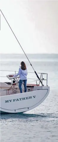  ??  ?? In apertura il nuovo Italia Yachts durante i primi test, sotto a sinistra, uno scorcio degli interni. Il 14.98 è lungo 14,55 m e largo 4,35 m, con 2,6 m di pescaggio.