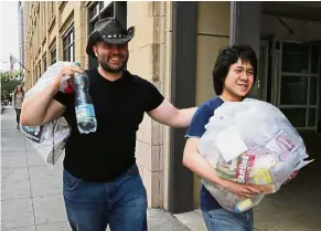  ??  ?? Free bird: Yee leaving the US immigratio­n field office with his friend Adam Lowisz in Chicago. — AP