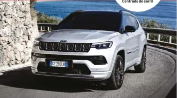  ??  ?? El nuevo Compass es el primer vehículo Jeep en Europa que ofrece conducción autónoma de nivel 2, el llamado Highway Assist, que combina el Control de crucero adaptativo y el Centrado de carril