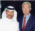  ?? Foto: dpa ?? Ein Bild vergangene­r Tage: Mohamed bin Hammam und Franz Beckenbaue­r im Jahr 2000 in Doha.