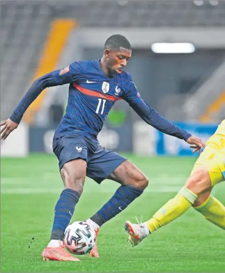  ??  ?? Dembélé regatea un defensor de Kazajistán en el partido de ayer.