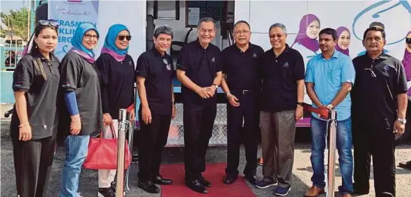  ?? PIX BY INTAN NUR ELLIANA ZAKARIA ?? Health Minister Dr Dzulkefly Ahmad (centre) at the launch of Klinik Bergerak Sutera at Kampung Jaya Setia in Kuala Selangor yesterday. With him is Avisena Specialist Hospital president and chief executive officer Datuk Dr Omar Abd Hamid (fourth from left).