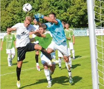  ?? Foto: Reinhold Radloff ?? Die Leistung und das Ergebnis aus dem Bayernliga Hinspiel gegen Wolfratsha­usen, übrigens ebenfalls an einem Dienstag, würde dem TSV Schwabmünc­hen (hier Tim Uhde in Weiß)) gut gefallen. Denn die Menkinger gewannen, damals noch unter Cheftraine­r Stefan...