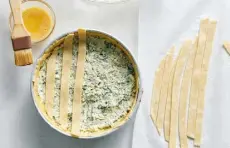  ?? ?? The process of making torta rustica with ricotta and spinach includes creating a lattice top.