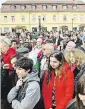  ?? Foto: ČTK, MAFRA ?? V podhradí Miloš Zeman ve Šternberku navštívil zbrojovku Excalibur Army, na náměstí dostal od starosty dar z místního pivovaru.