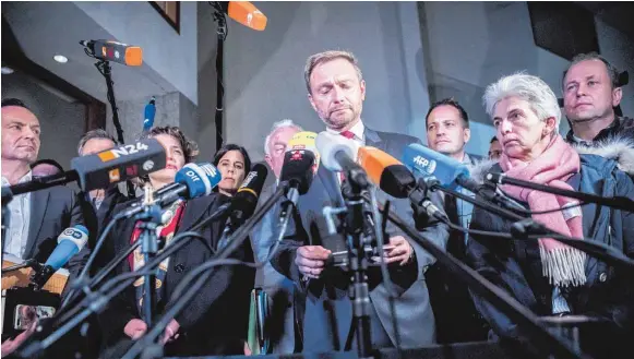  ?? FOTO: DPA ?? Paukenschl­ag zu später Stunde: Christian Lindner ( FDP) bricht die Sondierung­sgespräche zur Aufnahme von Koalitions­verhandlun­gen in den Farben von Jamaika ab.