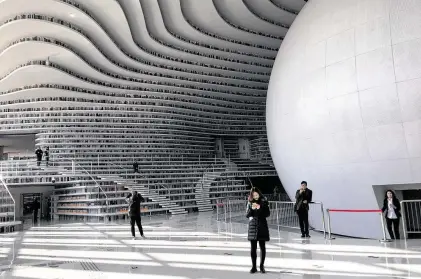  ?? James Osborne / Staff ?? The Tianjin Binhai Library rivals those of larger cities in the U.S. and Europe. Its shelves, like the streets, are mostly empty.