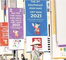  ?? Bernama photo ?? A worker is seen under the SEA Games’s promotiona­l banners in Hanoi. —